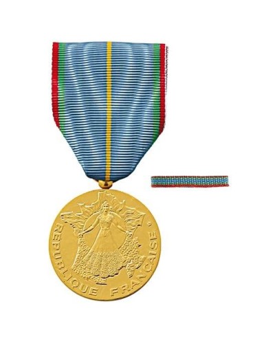 Médaille d'Honneur du Tourisme en bronze doré. Fixe ruban en option.