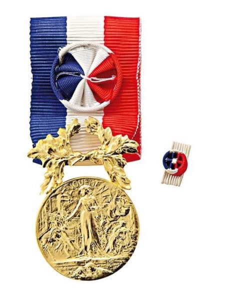 Achetez La Récompense Parfaite : Médaille Actes De Courage Et Dévouement Or - Cdo