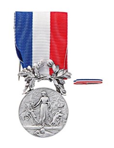 Achetez La Récompense Parfaite : Médaille Argent 2ème Classe Actes Courage Et Dévouement - Cda2