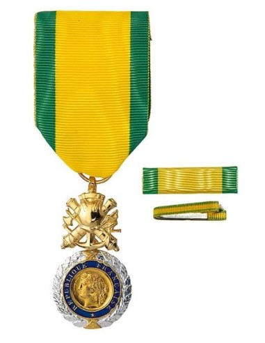Médaille Militaire en bronze doré avec dorure argentée. Fixe ruban et barrette dixmude en option.